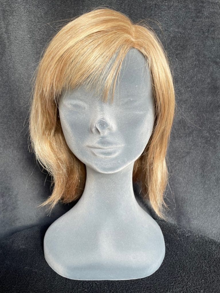 Blonde wig with a lace wig cap 070