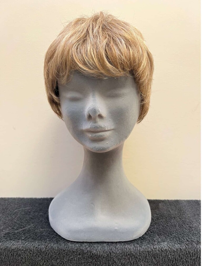 Blonde with a basic cap 204