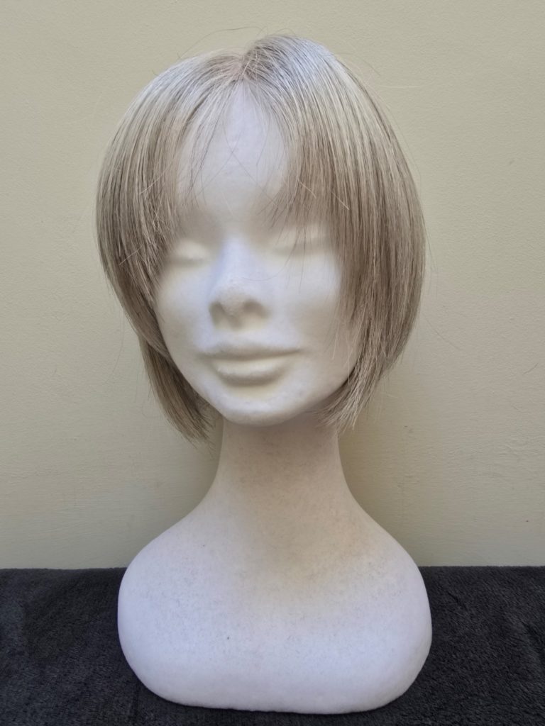 Grey with a lace cap 301