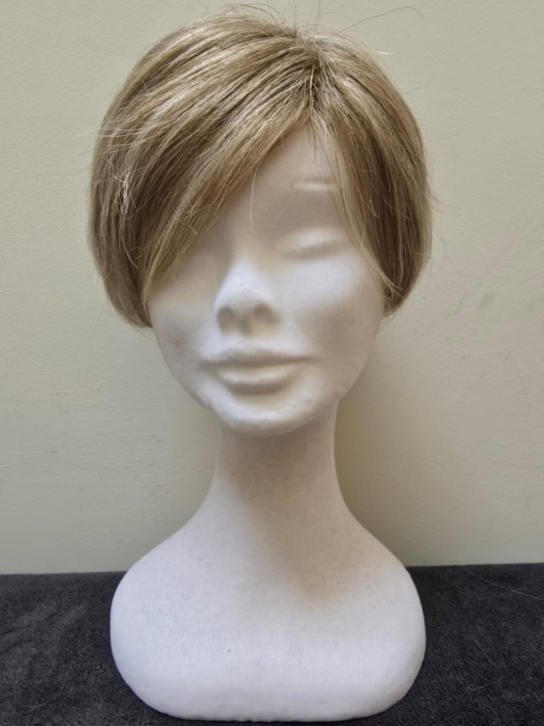 Blonde with a lace cap 314