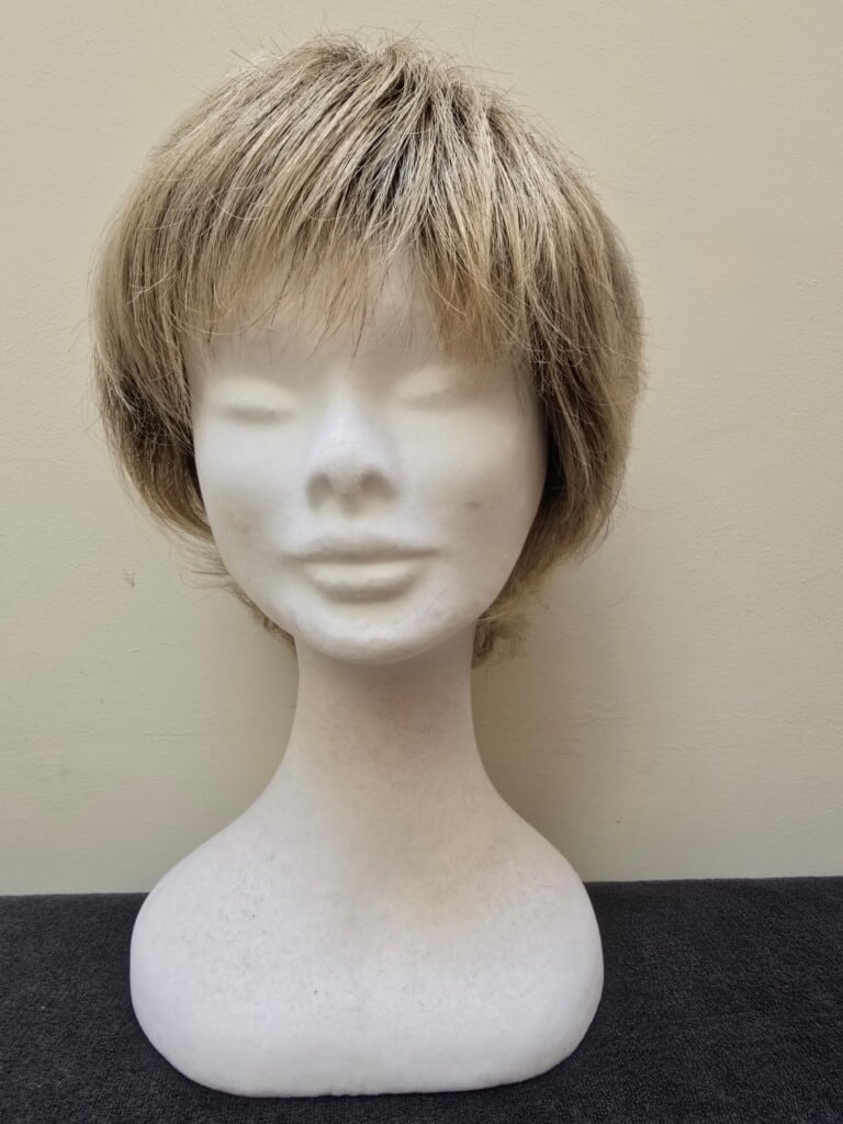 Blonde with a basic cap 360