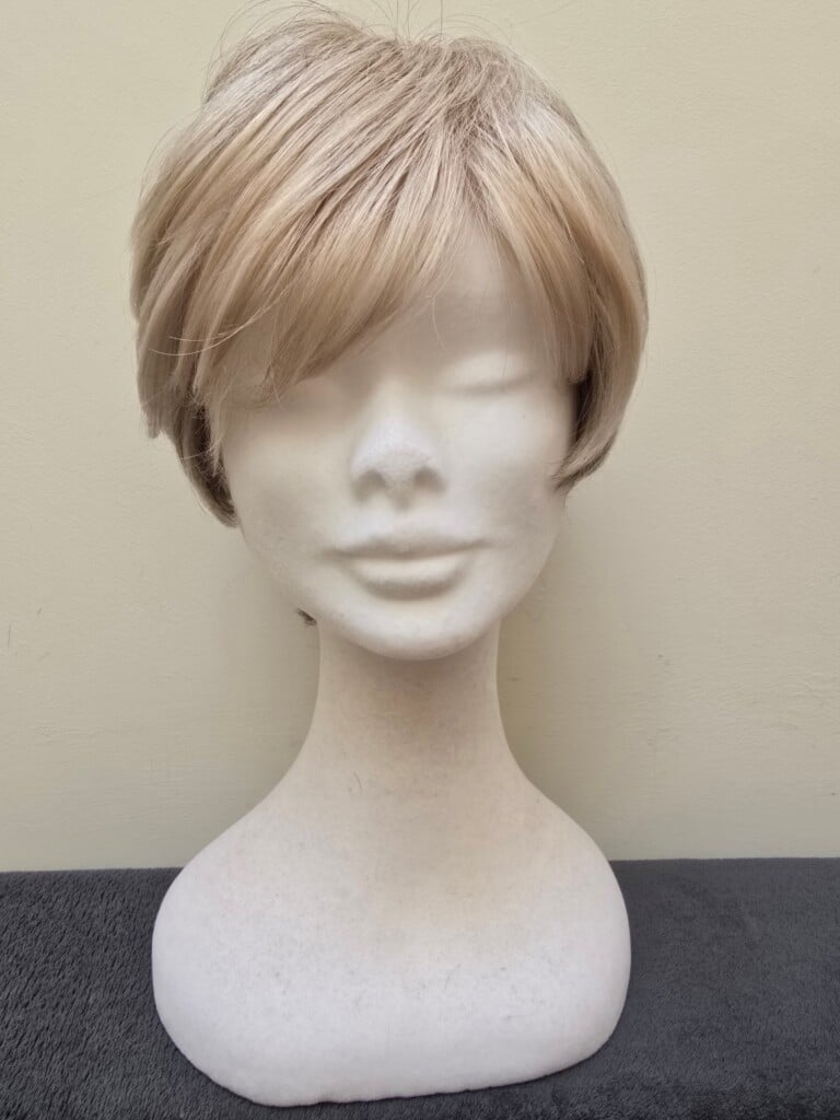 Blonde with a lace cap 368