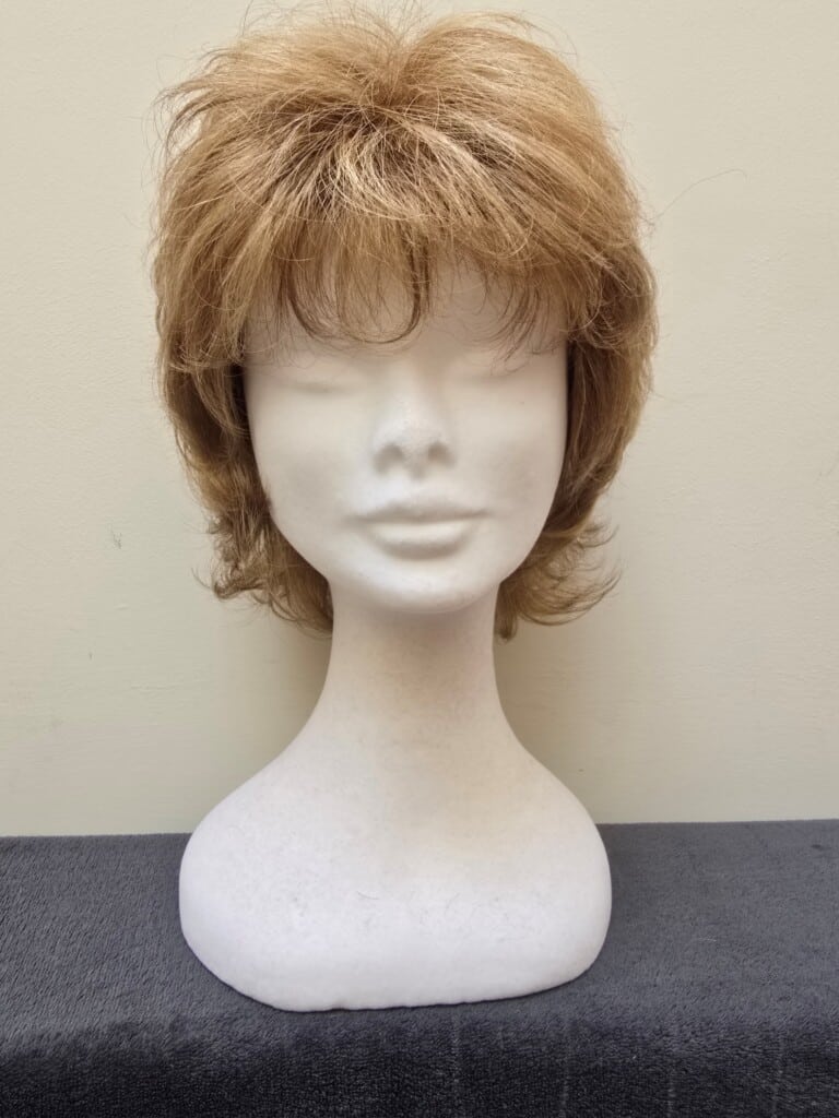 Blonde with a lace cap 369