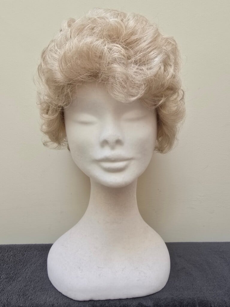 Blonde with a lace cap 371