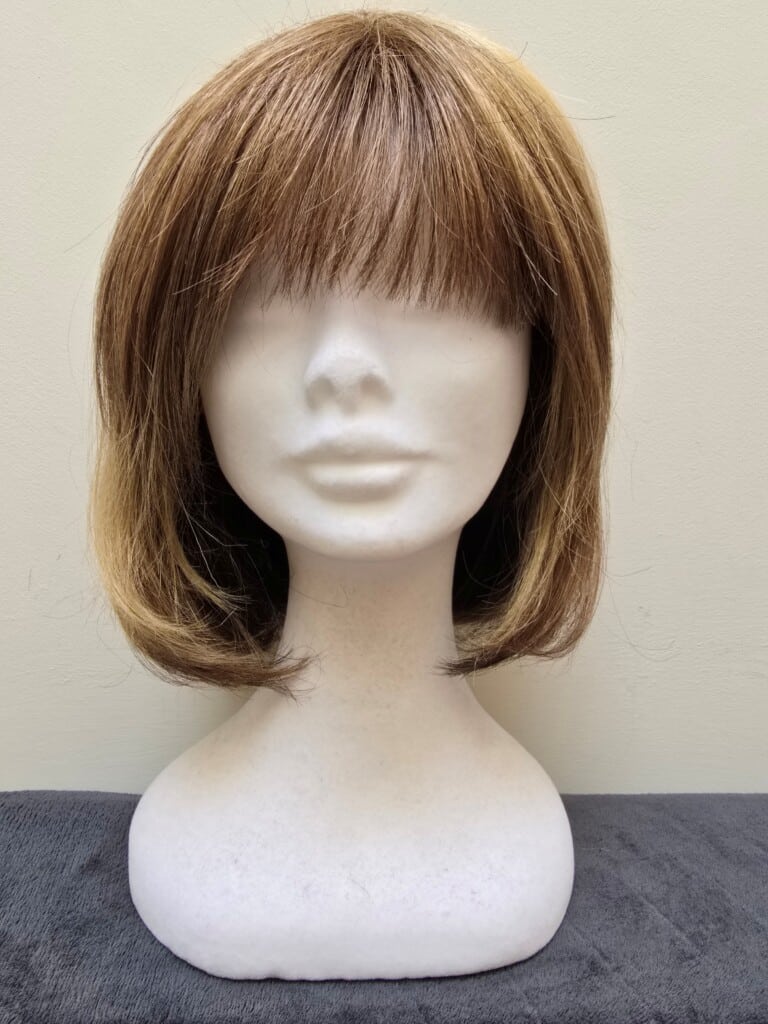 Blonde with a lace cap 391