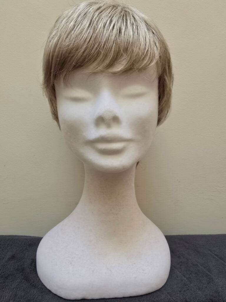 Grey with a lace cap 392