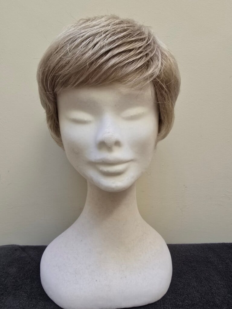 Blonde with a basic cap 405