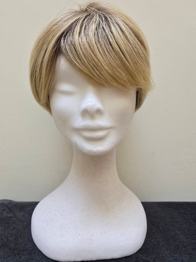 Blonde with a basic cap 414